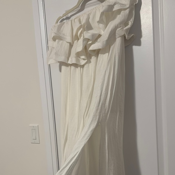 Off-Shoulder Cream Maxi Dress - Picture 3 of 4